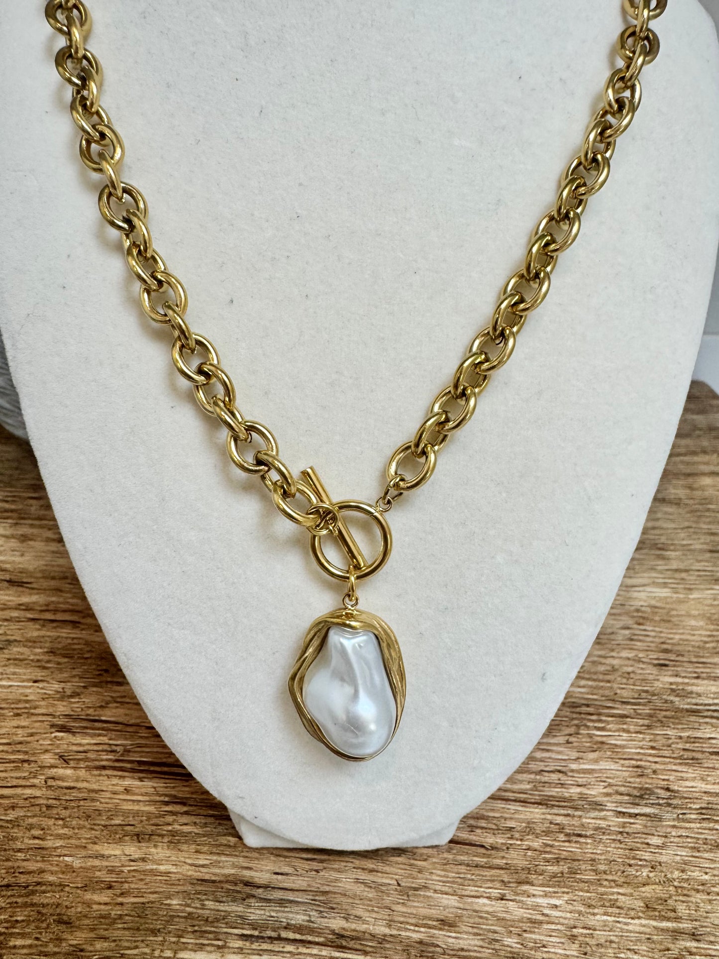 Abstract Pearl Pendant Necklace