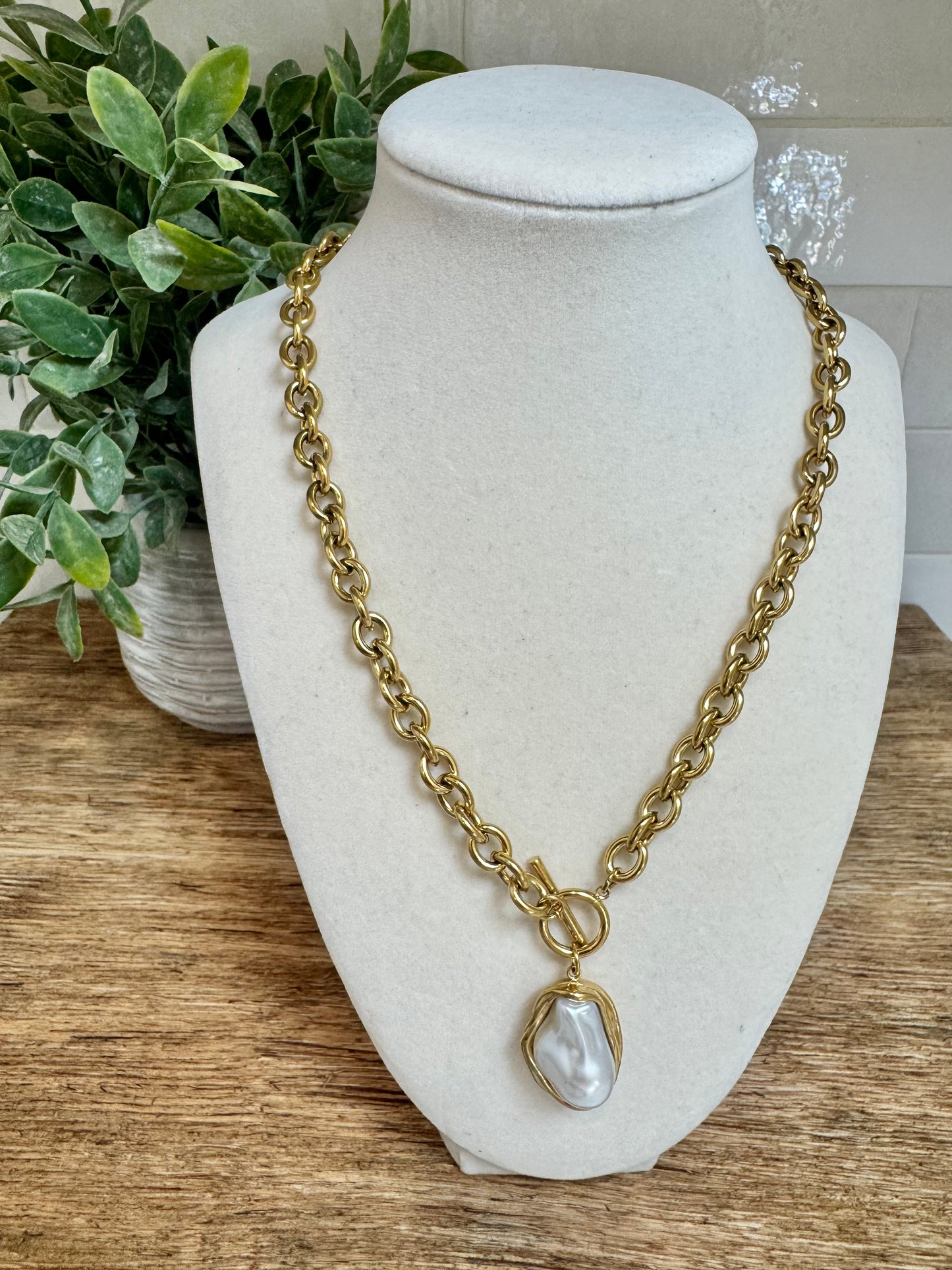Abstract Pearl Pendant Necklace